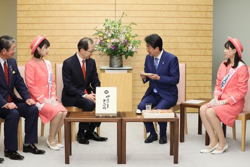 Photograph of the Prime Minister being presented with Anpo persimmons (1)