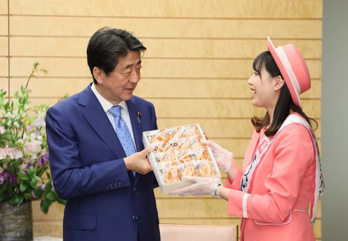 Photograph of the Prime Minister being presented with Anpo persimmons (2)