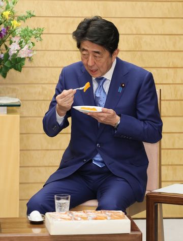 Photograph of the Prime Minister being presented with Anpo persimmons (3)