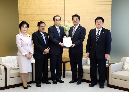 Photograph of the Prime Minister receiving the proposal (1)