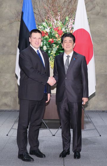 Photograph of the Prime Minister welcoming the Prime Minister of Estonia