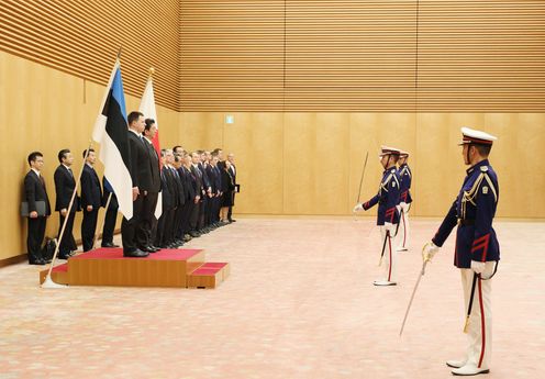 Photograph of the salute and the guard of honor ceremony (2)