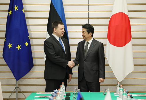 Photograph of the leaders shaking hands (2)