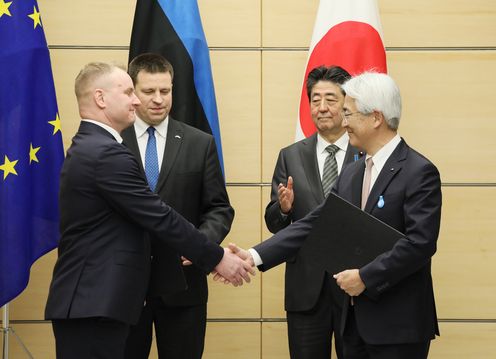 Photograph of the exchange of documents ceremony (2)