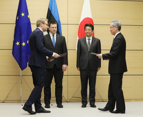 Photograph of the exchange of documents ceremony (3)