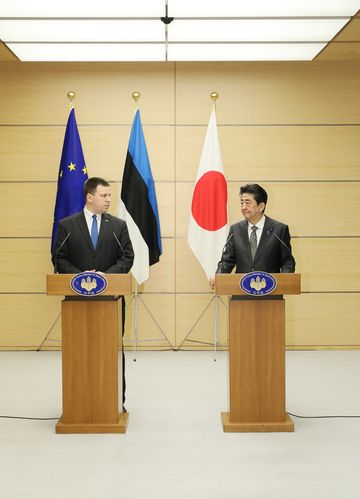 Photograph of the joint press announcement (2)