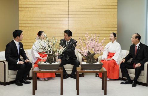 Photograph of the Prime Minister receiving the courtesy call (1)