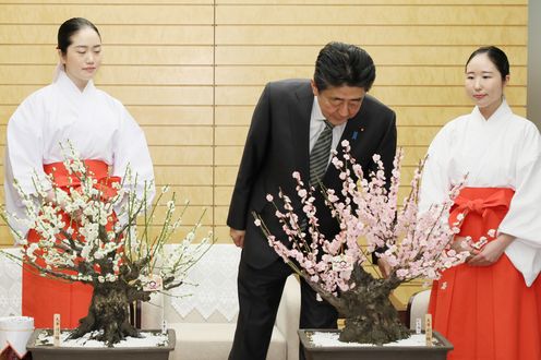 Photograph of the Prime Minister receiving the courtesy call (3)