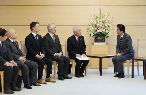 Photograph of the Prime Minister holding the meeting (1)