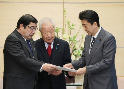 Photograph of the Prime Minister holding the meeting (2)