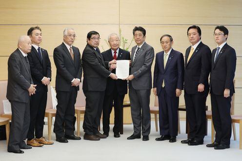 Photograph of the Prime Minister holding the meeting (3)