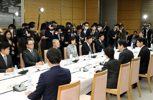 Photograph of the Prime Minister making a statement (3)