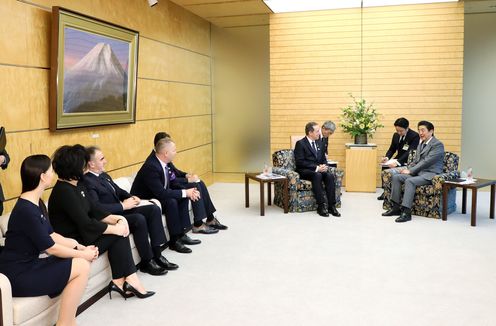 Photograph of the Prime Minister receiving the courtesy call (2)