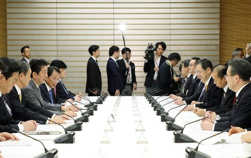 Photograph of the Prime Minister attending the meeting (2)