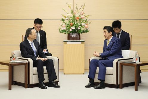 Photograph of the Prime Minister receiving the courtesy call (2)