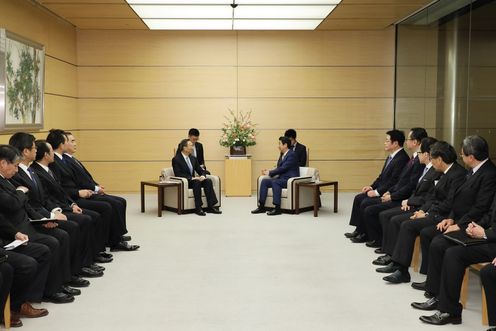 Photograph of the Prime Minister receiving the courtesy call (3)