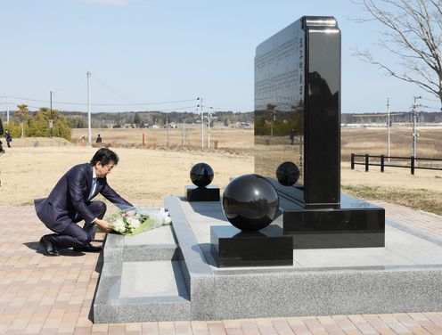 Photograph of the Prime Minister offering flowers and a moment of silence at the Great East Japan Earthquake cenotaph (1)