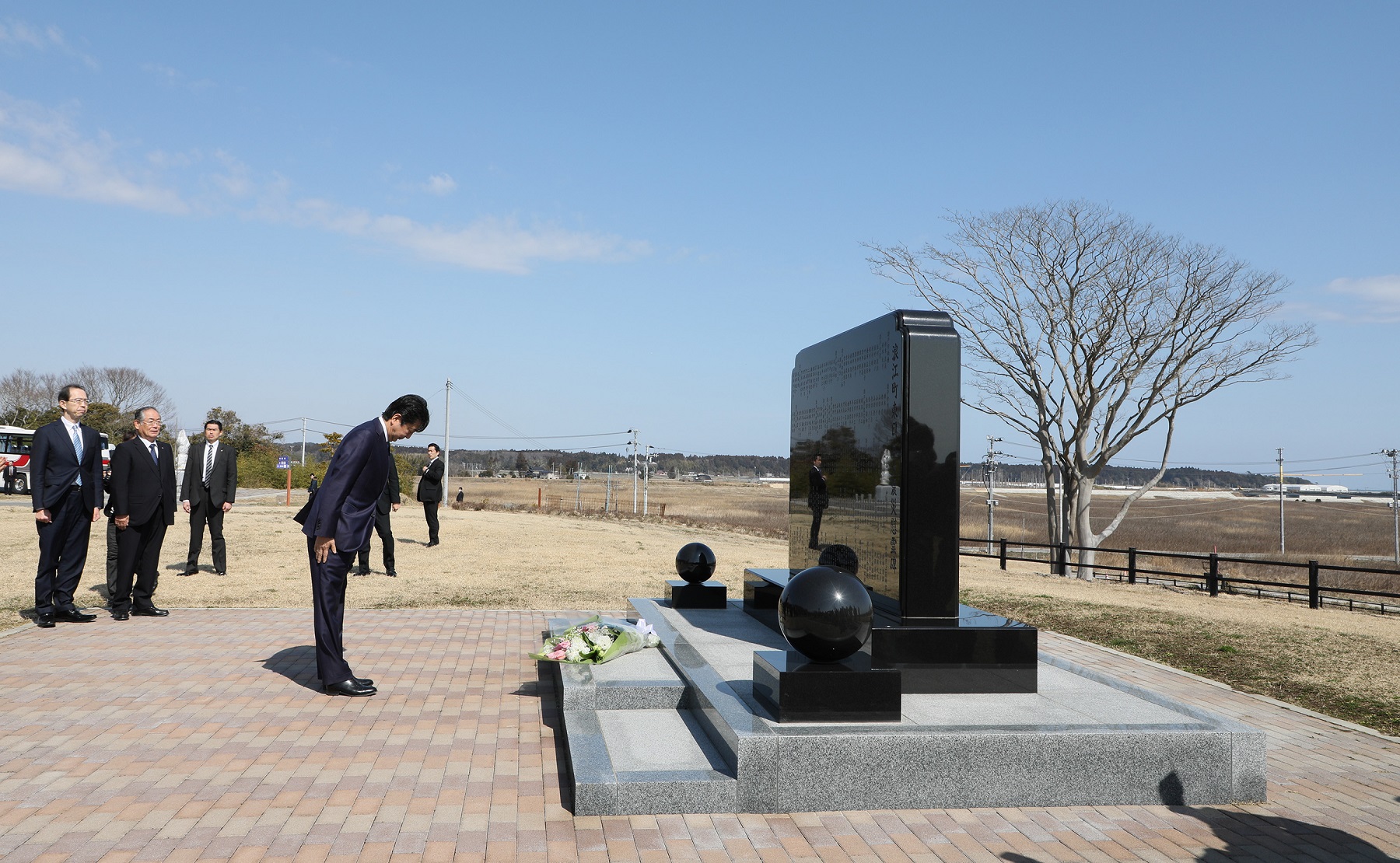 Photograph of the Prime Minister offering flowers and a moment of silence at the Great East Japan Earthquake cenotaph (2)