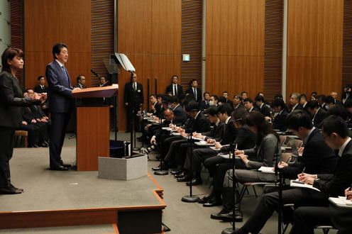 Photograph of the Prime Minister holding the press conference (2)