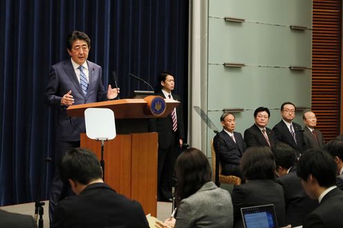 Photograph of the Prime Minister holding the press conference (3)