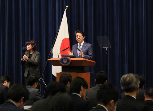 Photograph of the Prime Minister holding the press conference (4)