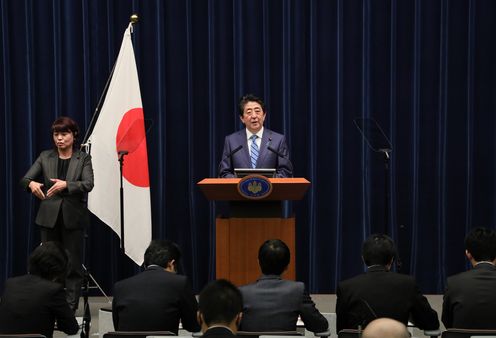 Photograph of the Prime Minister holding the press conference (5)