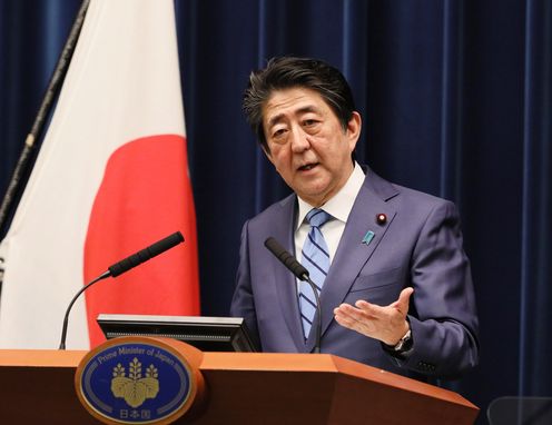 Photograph of the Prime Minister holding the press conference (6)