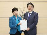 Photograph of the Prime Minister receiving the proposal (1)
