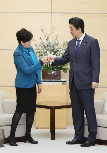 Photograph of the Prime Minister receiving the proposal (2)