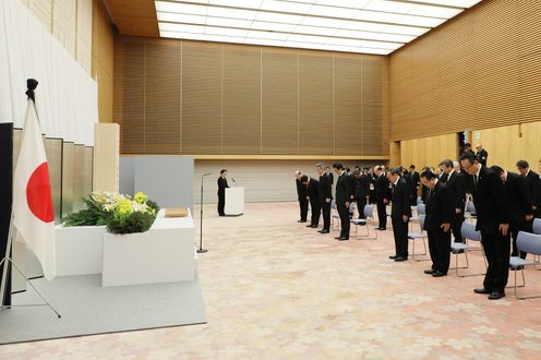 Photograph of the Prime Minister observing a moment of silence (2)