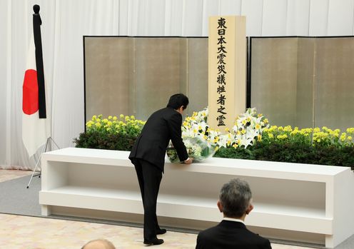 Photograph of the Prime Minister offering flowers (1)