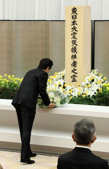 Photograph of the Prime Minister offering flowers (2)