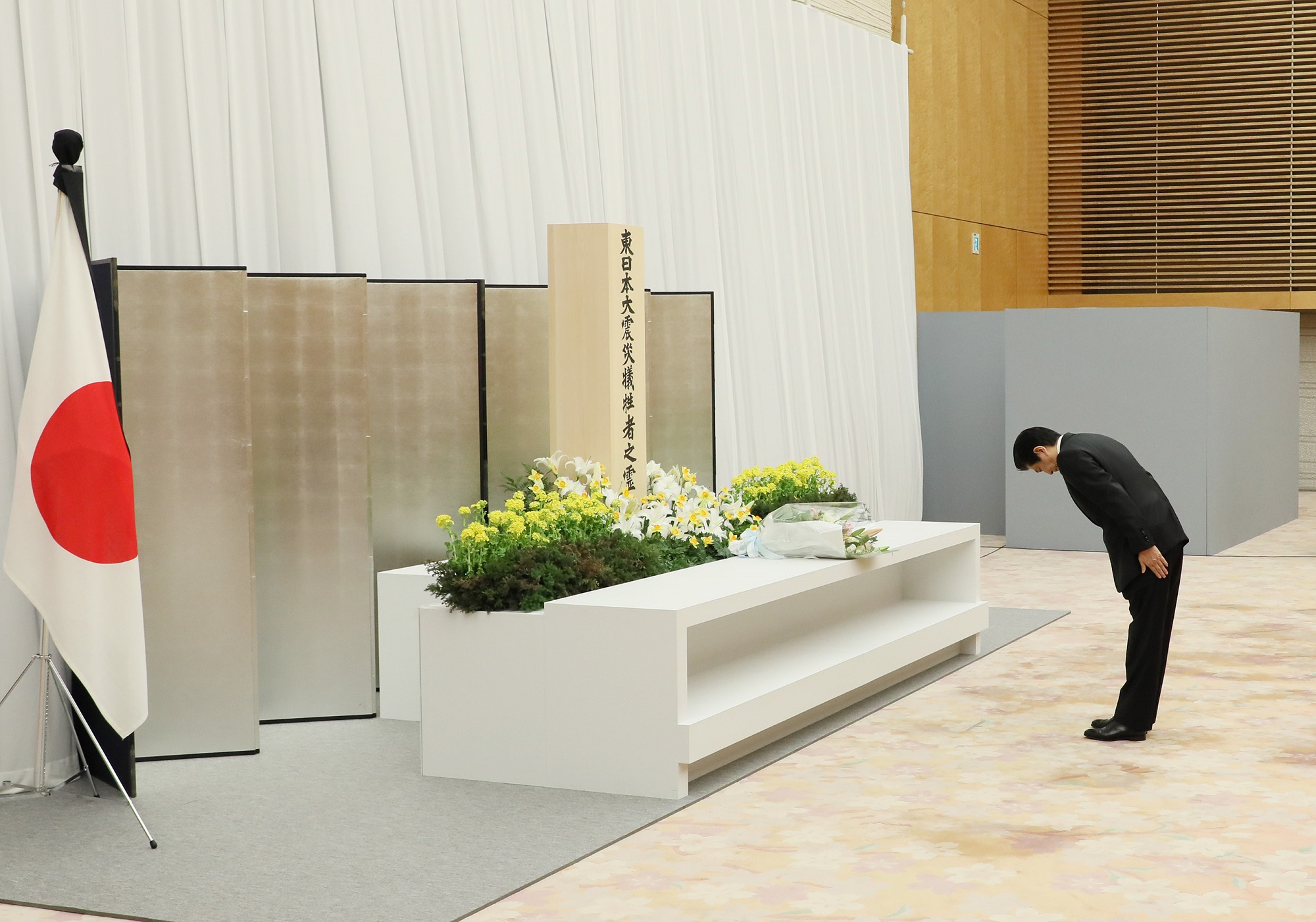 Photograph of the Prime Minister offering flowers (3)