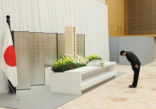Photograph of the Prime Minister offering flowers (3)