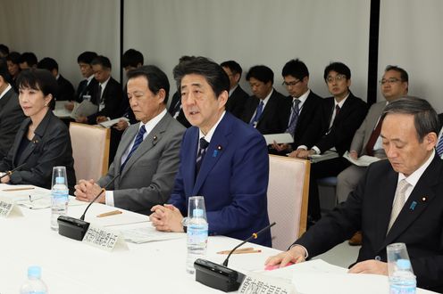 Photograph of the Prime Minister delivering an address (1)