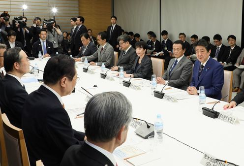 Photograph of the Prime Minister delivering an address (2)