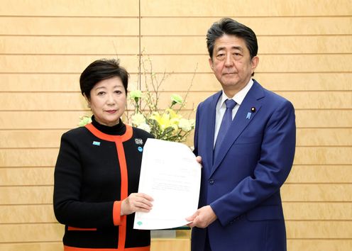 Photograph of the Prime Minister receiving the proposal (1)