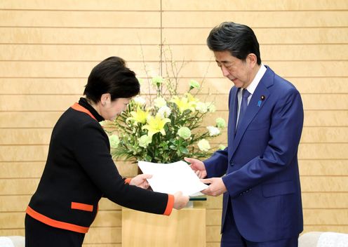 Photograph of the Prime Minister receiving the proposal (2)