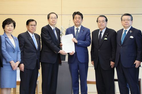 Photograph of the Prime Minister receiving the proposal (1)