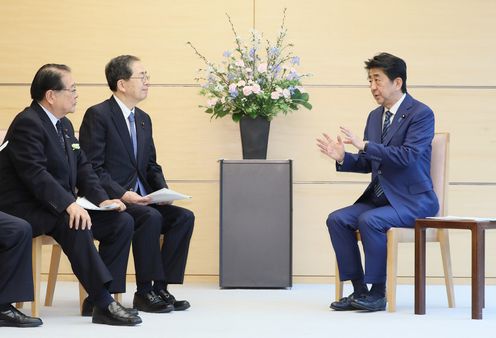 Photograph of the Prime Minister receiving the proposal (2)