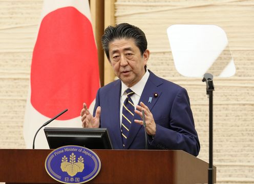 Photograph of the Prime Minister holding the press conference (4)