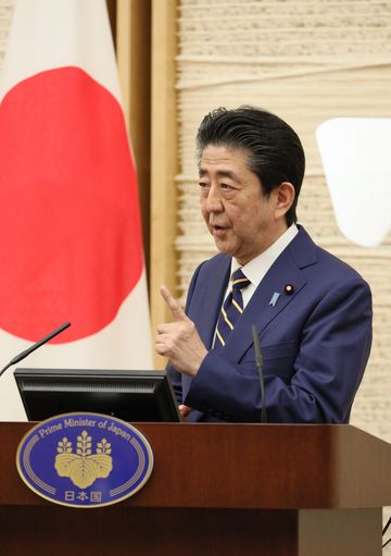 Photograph of the Prime Minister holding the press conference (6)