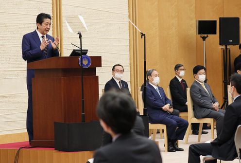 Photograph of the Prime Minister holding the press conference (7)