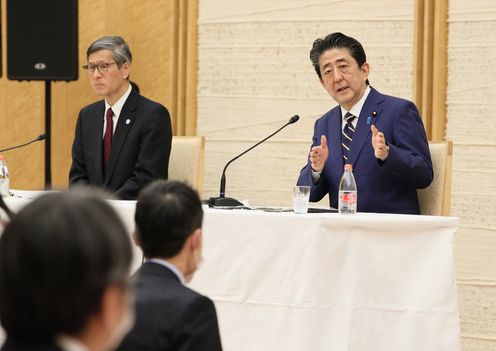 Photograph of the Prime Minister holding the press conference (9)