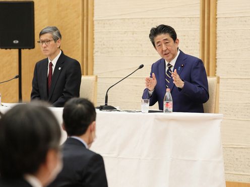 Photograph of the Prime Minister holding the press conference (10)