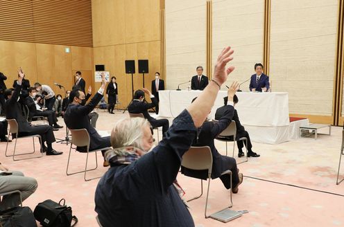 Photograph of the Prime Minister holding the press conference (12)