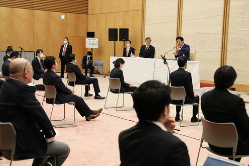 Photograph of the Prime Minister holding the press conference (13)