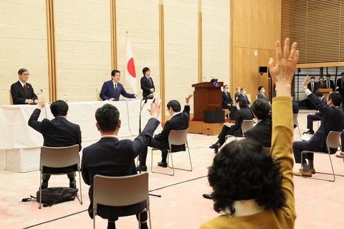 Photograph of the Prime Minister holding the press conference (14)