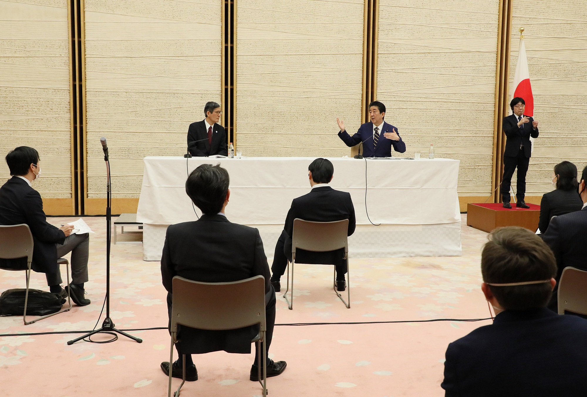 Photograph of the Prime Minister holding the press conference (15)