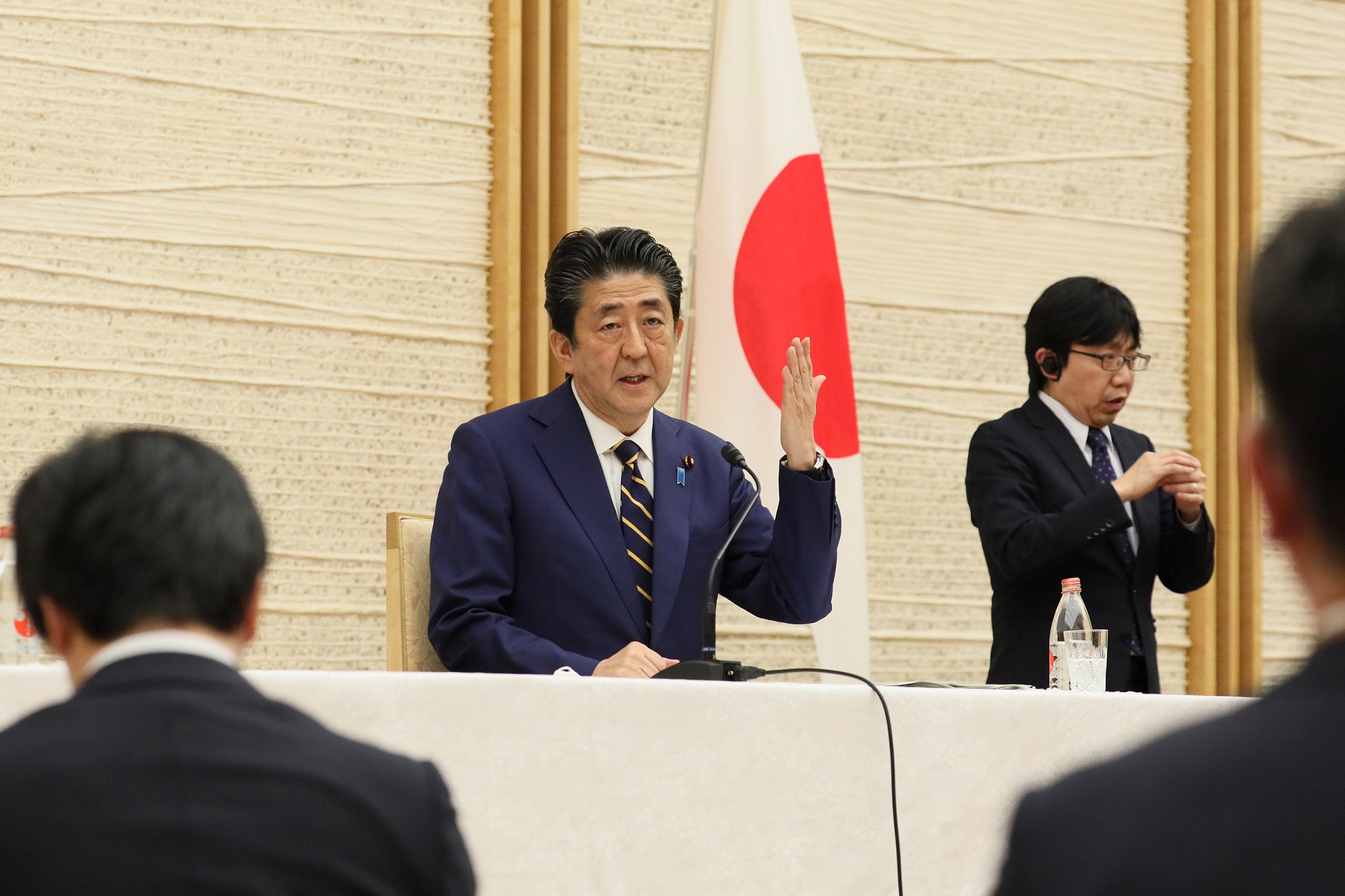 Photograph of the Prime Minister holding the press conference (17)